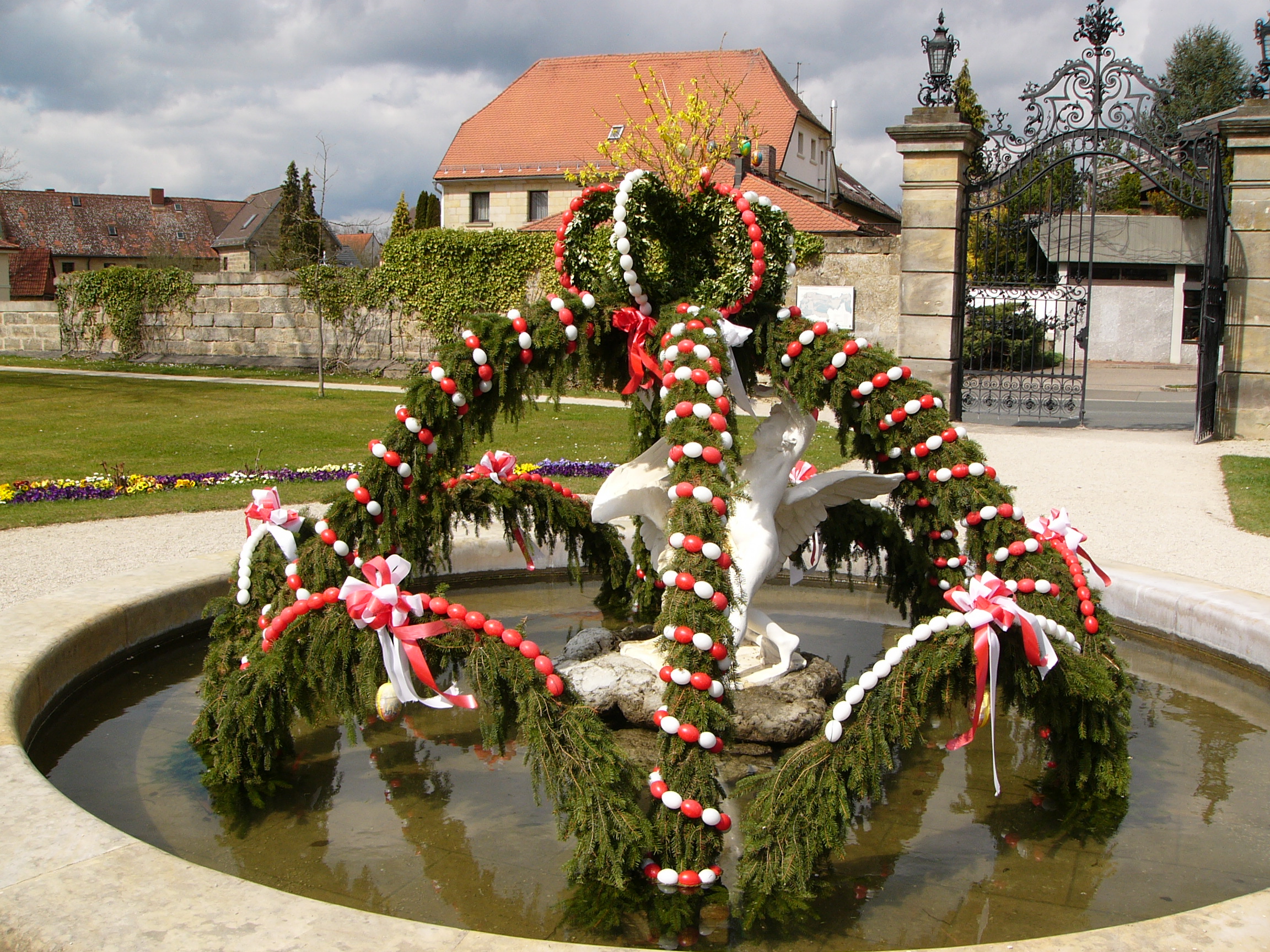 2015 4 Osterbrunnen in Franken Eckersdorf Schloß Fantasie Foto J.Kalb (3).JPG