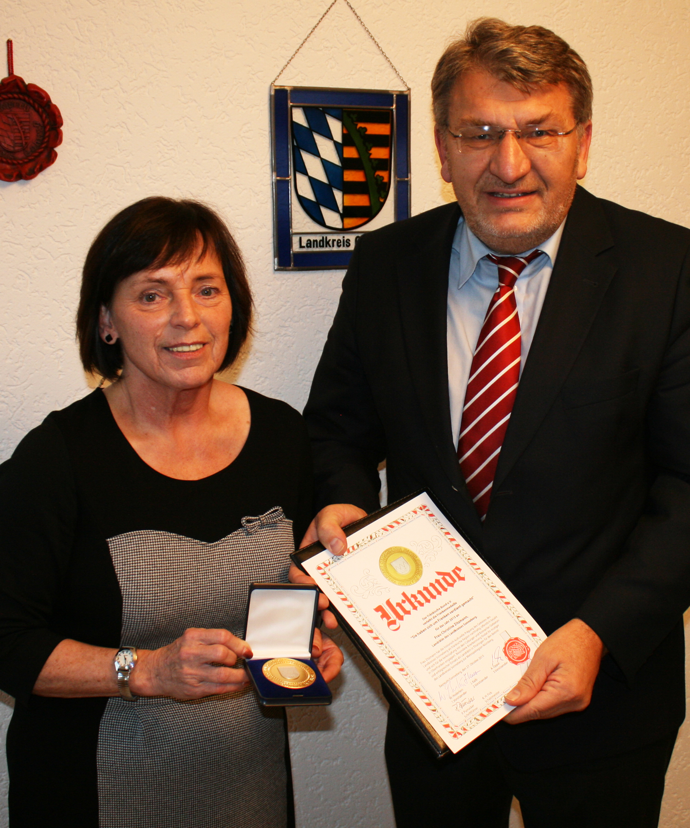 2015 10 Die Preisträgerin-Landrätin Christine Zitzmann-mit dem FB-Vorsitzenden Wolfgang Hoderlein