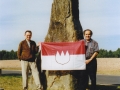 1997 5 Armin Kohlmann(li) Heribert Reusch 3 Frankenstein,dieser wurde am Schittpunkt der 3 Reg. Bezirke am 1.5.1997 aufgestellt.jpg